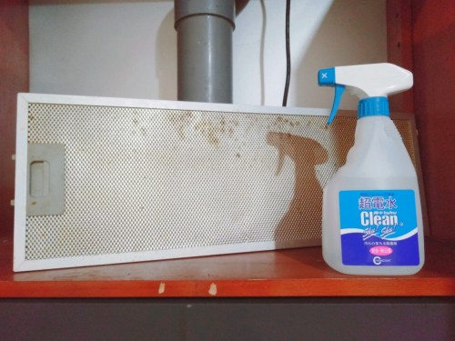 cach-ve-sinh-may-hut-mui-sieu-don-gian-cung-nuoc-ion-kiem-tay-rua