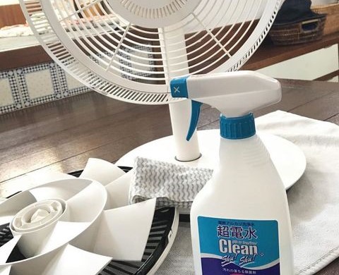 tay-vet-o-vang-tren-do-nhua-voi-nuoc-tay-rua-ion-kiem