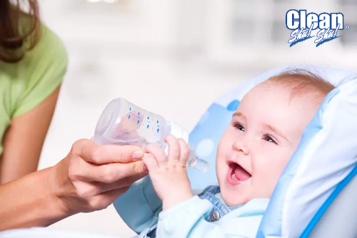 ve-sinh-diet-khuan-num-ty-ngam-cho-be