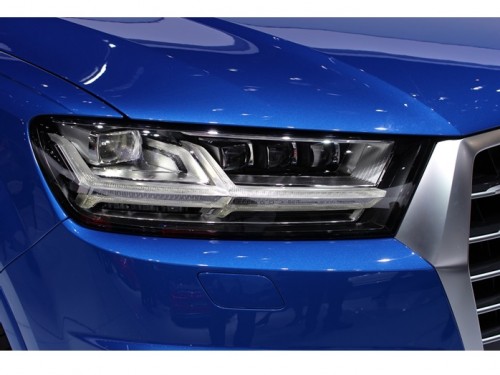 cach-lam-sach-loai-bo-vet-o-vang-va-danh-bong-den-pha-xe-o-to