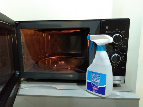 ve-sinh-tay-rua-dau-mo-lo-vi-song-bang-nuoc-tay-rua-ion-kiem