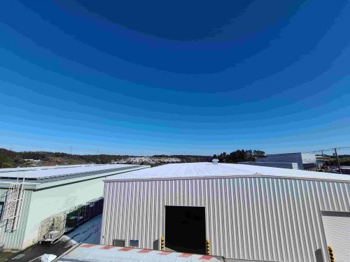 troi-xanh-tuyet-trang-ve-dep-tren-nha-may-togane