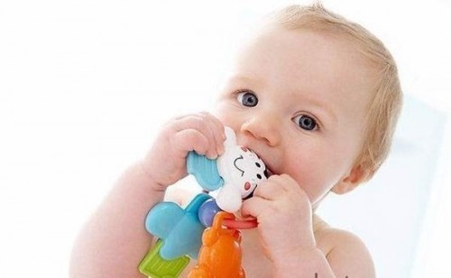 lam-gi-khi-be-co-so-thich-can-gam-do-choi