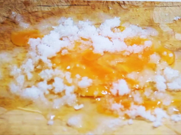 Vết trứng vỡ rắc muối